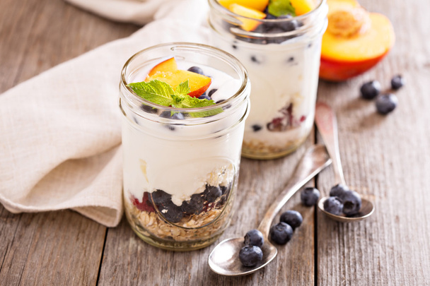 Layered breakfast parfait with granola and fruits - Foto, Imagen