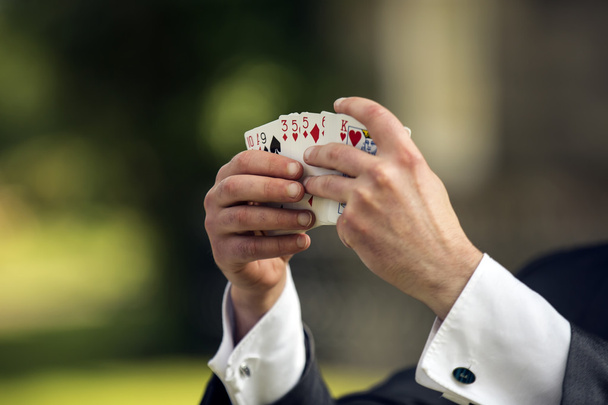 Tiro de un mago mostrando cartas
 - Foto, Imagen