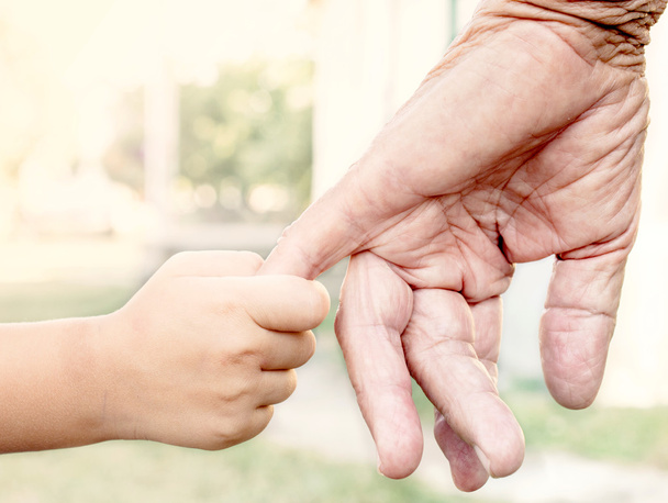prarodiče hospodářství dítě za ruku - Fotografie, Obrázek