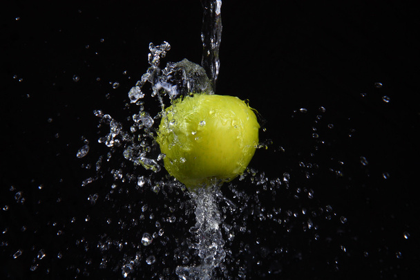 sladké vody šplouchat a zelené jablko izolovaných na - Fotografie, Obrázek