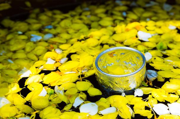 Νερό αναμιγνύεται με άρωμα και ζωντανό λουλούδια corolla, για Songkra - Φωτογραφία, εικόνα