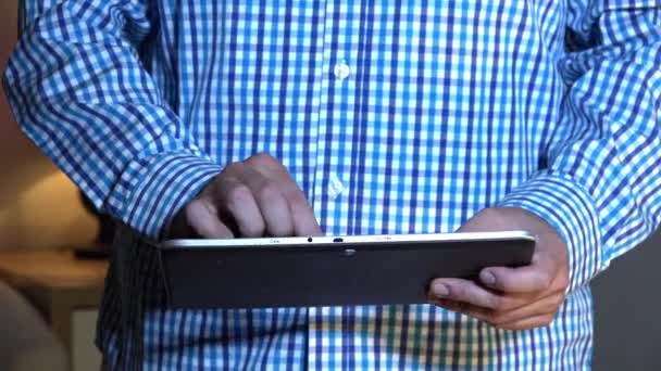Egy üzletember használ érintőképernyős tabletta PC. - Felvétel, videó