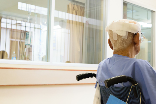 Pacientes con lesión en la cabeza en silla de ruedas
 - Foto, Imagen