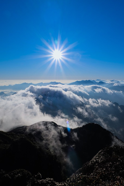 vista de nubes desde la alta montaña
 - Foto, imagen