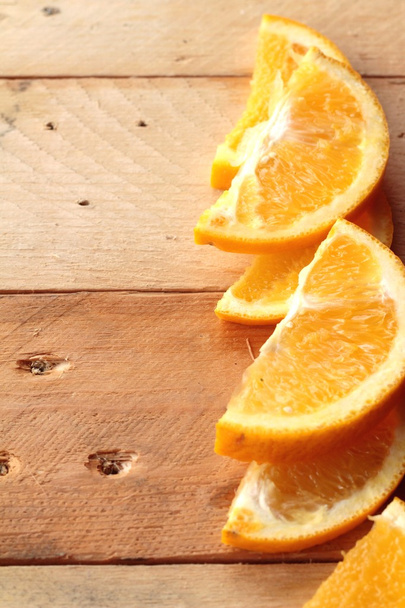 Orangen Früchte in Scheiben geschnitten auf Holz Hintergrund - Foto, Bild