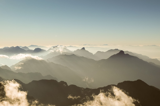 yüksek dağ bulutlar görünümünü - Fotoğraf, Görsel