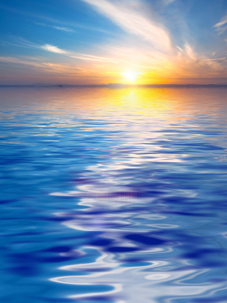 Oberfläche Wellen von Wasser und Himmel Hintergrund - Foto, Bild