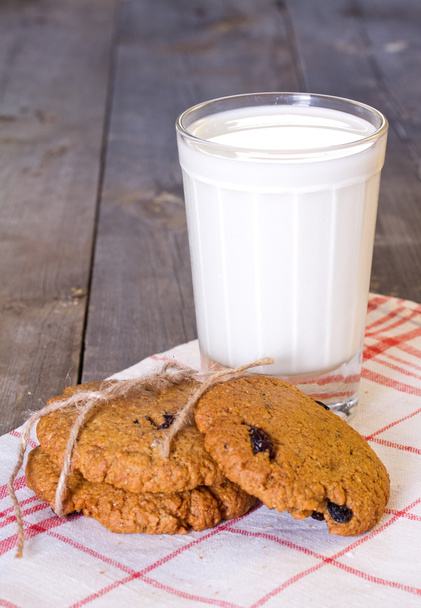 Oatmeal cookies with raisins and a glass of milk - Foto, afbeelding