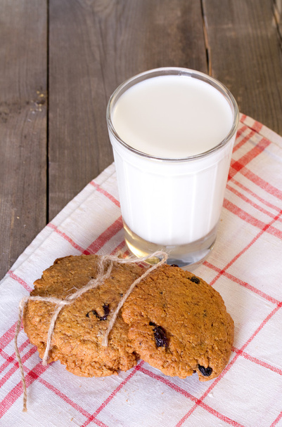 Oatmeal cookies with raisins and a glass of milk - Foto, Bild