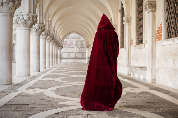 赤いマントで神秘的な女性 - 写真・画像