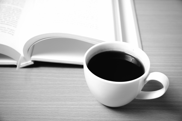 livro aberto com café estilo tom de cor preto e branco
 - Foto, Imagem
