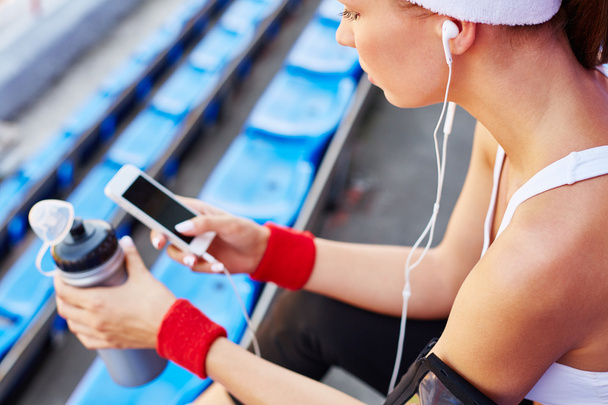 femme en vêtements de sport en utilisant un smartphone
 - Photo, image