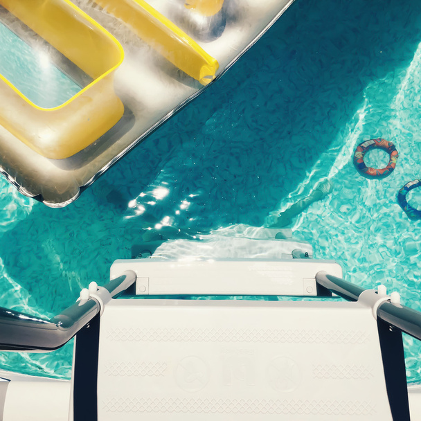 Vue aérienne de la piscine d'arrière-cour avec jouets
 - Photo, image