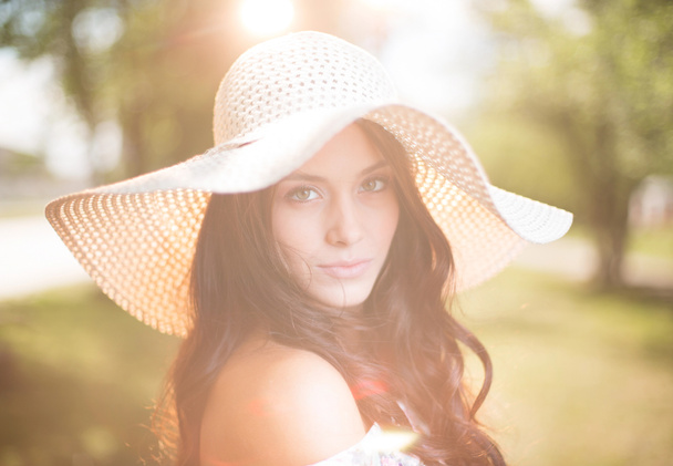 Chica bonita con sombrero
 - Foto, imagen