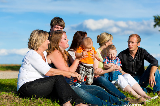 Familia y multi-generación - diversión en el prado en verano
 - Foto, imagen