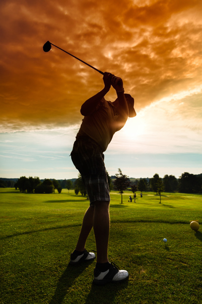 Jugador de golf joven en curso haciendo swing de golf
 - Foto, imagen