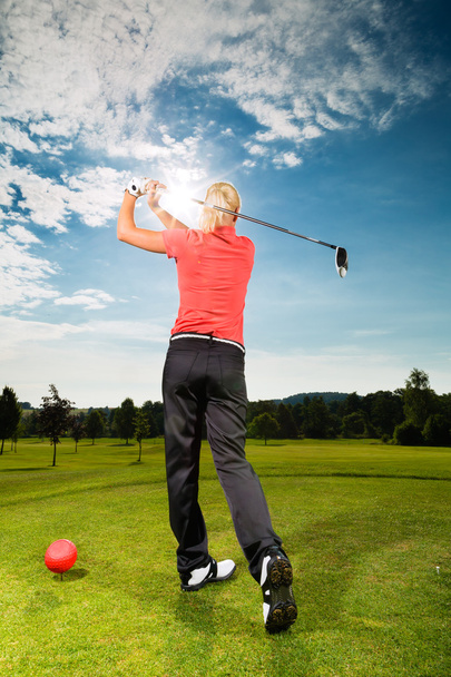 Jugador de golf joven en curso haciendo swing de golf
 - Foto, imagen