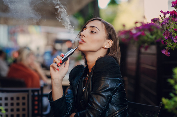 beautiful glamorous brunette smoke electronic cigarette - Fotoğraf, Görsel