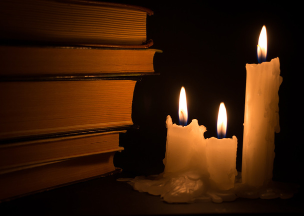 Три свечи и древние книги
 - Фото, изображение