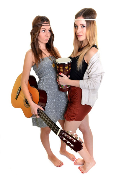 Dos chicas con bongo y guitarra
 - Foto, imagen