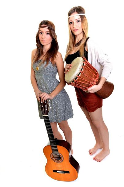 δύο κορίτσια με bongo και κιθάρα - Φωτογραφία, εικόνα