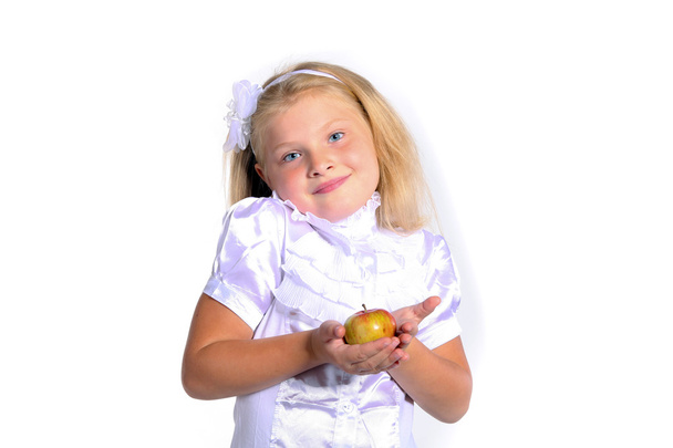 Genç liseli kız beyaz bluz Studio beyaz üzerine poz içinde - Fotoğraf, Görsel