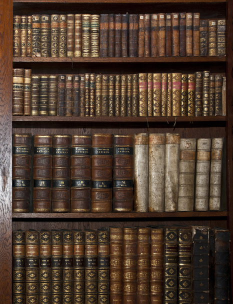 ιστορικά παλιά βιβλία σε μια παλιά βιβλιοθήκη - Φωτογραφία, εικόνα