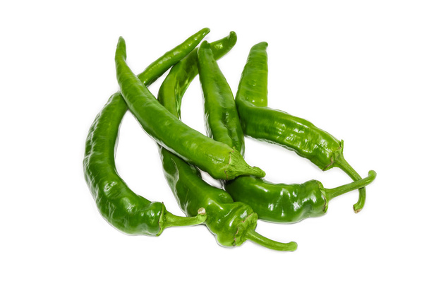 Birkaç yeşil hafif bir arka plan üzerinde chili peppers - Fotoğraf, Görsel