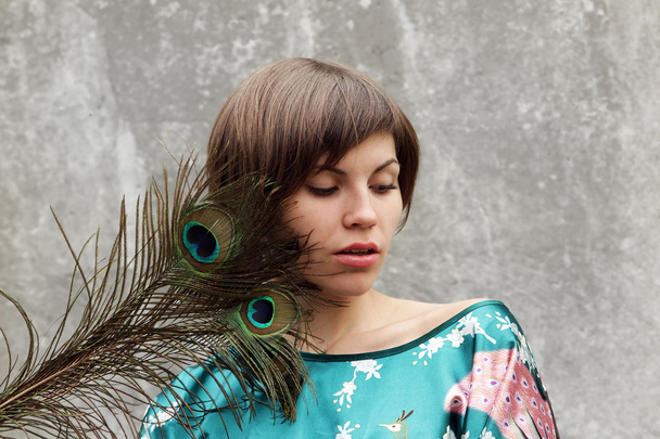 A girl with the peacock feathers - Foto, Imagen