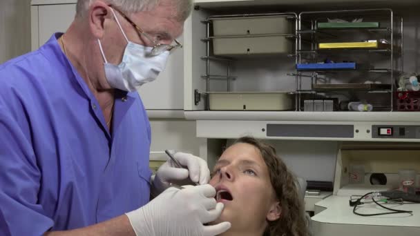 examinar uma cárie dentária
 - Filmagem, Vídeo