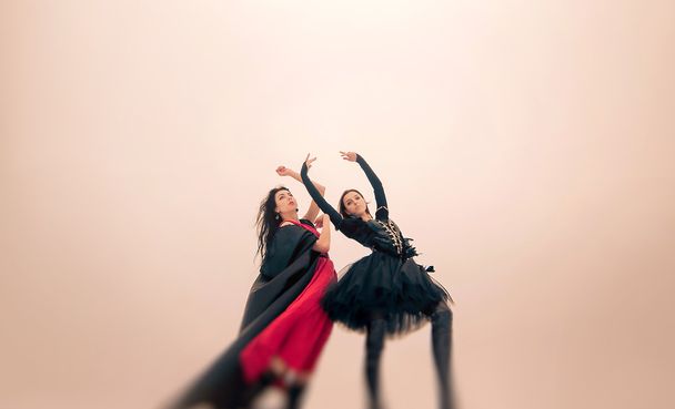 Молодые танцоры выступают на открытом воздухе зимой при сильном ветре
. - Фото, изображение