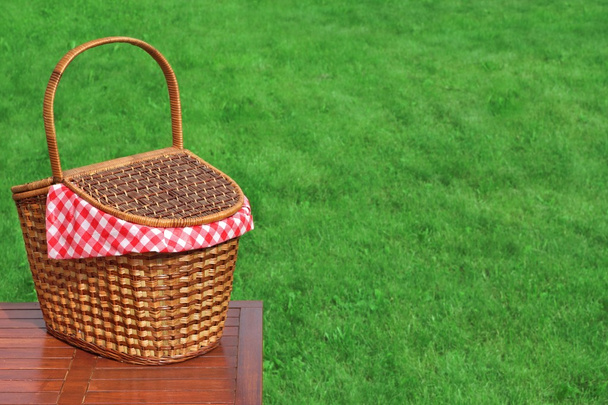 Cesta de picnic en la mesa de madera rústica al aire libre Primer plano
 - Foto, Imagen