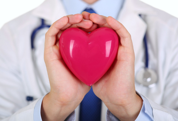 Médecine masculine médecin mains tenant rouge jouet coeur
 - Photo, image