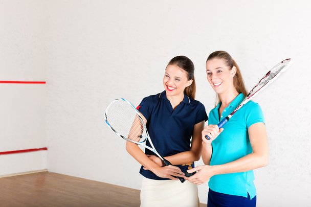 Squash raqueta deporte en el gimnasio, entrenamiento de las mujeres
 - Foto, Imagen