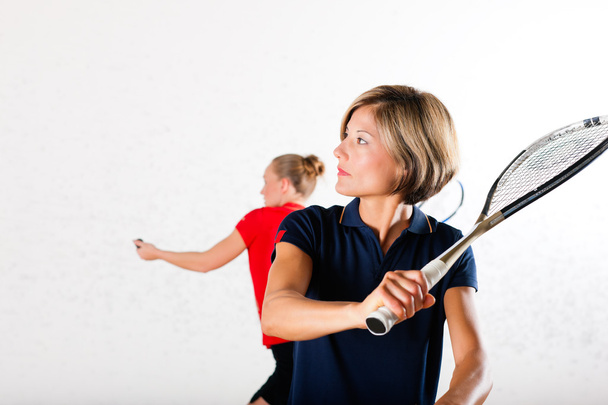 Sport racchetta da squash in palestra, competizione femminile
 - Foto, immagini