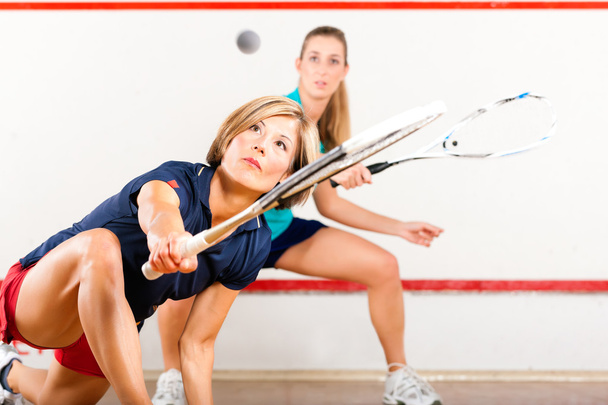 Squash sport - mujeres jugando en la cancha de gimnasia
 - Foto, Imagen