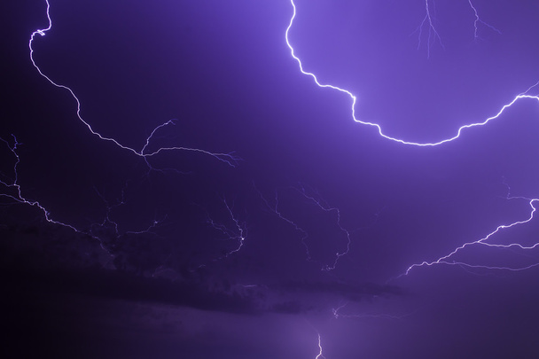 Blitz erhellt den Nachthimmel - Foto, Bild