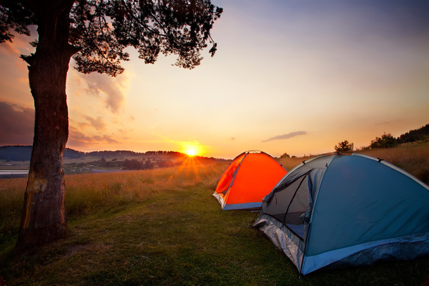 Lager bei Sonnenuntergang  - Foto, Bild