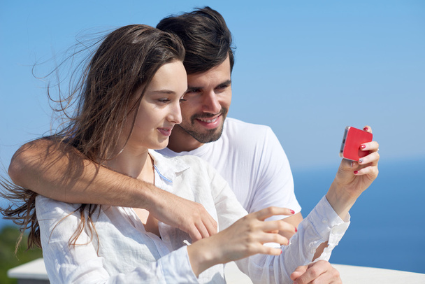 νεαρό ζευγάρι λαμβάνοντας selfie με τηλέφωνο - Φωτογραφία, εικόνα