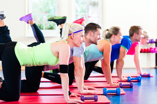 Fitnessmenschen im Fitnessstudio trainieren mit Kurzhanteln - Foto, Bild
