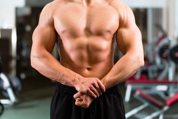 Bodybuilder posiert im Fitnessstudio - Foto, Bild