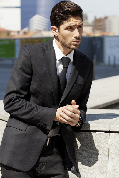 Handsome businessman portrait looking aside and city background - Foto, Imagen