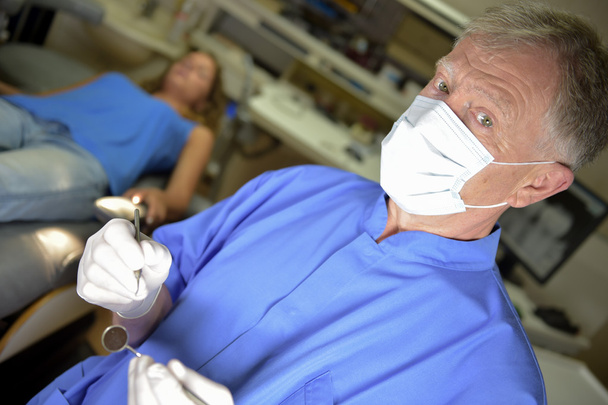 Dentysta robi badanie stomatologiczne - Zdjęcie, obraz