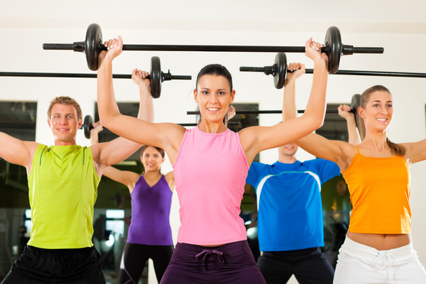 Groupe de fitness avec haltère en salle de gym
 - Photo, image
