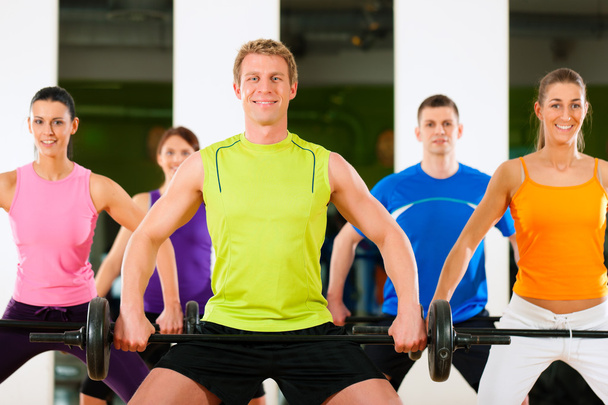 Fitness groep met barbell in gym - Foto, afbeelding