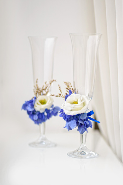 Due bicchieri da sposa su sfondo tenero
 - Foto, immagini
