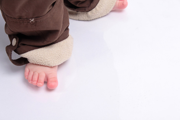 Pés de bebê no chão
 - Foto, Imagem