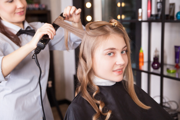 Stylist make curls hair in salon - Fotoğraf, Görsel
