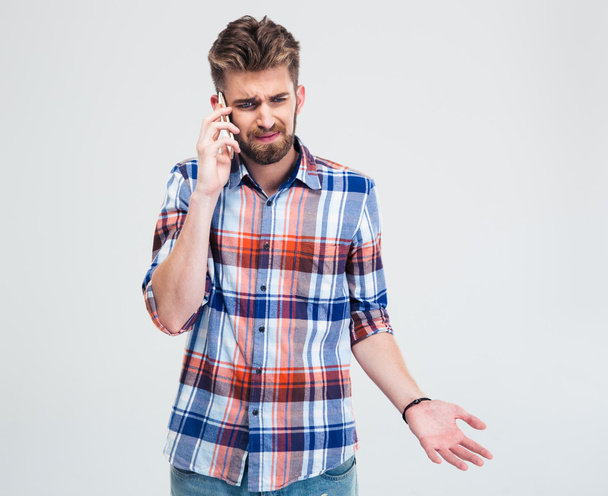 Portrait of a stressed man talking on the phone - Foto, afbeelding