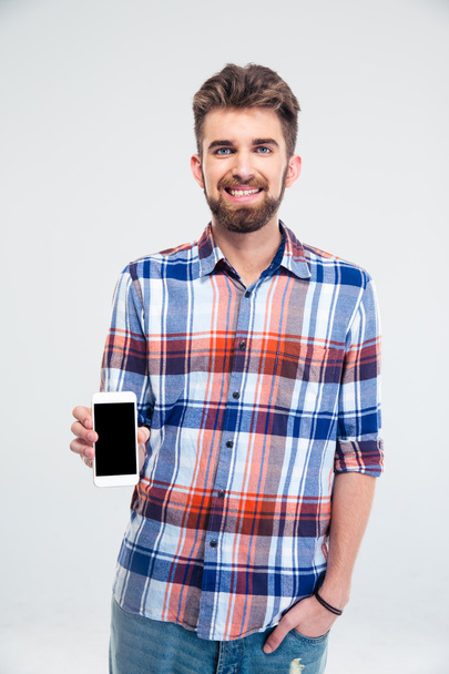Uomo che presenta smartphone con schermo bianco
 - Foto, immagini